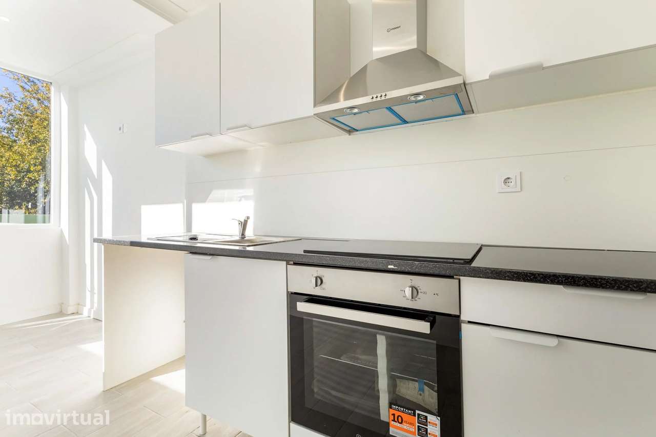 Apartamento T1 renovado com quintal em Alhos Vedros - Grande imagem: 3/11
