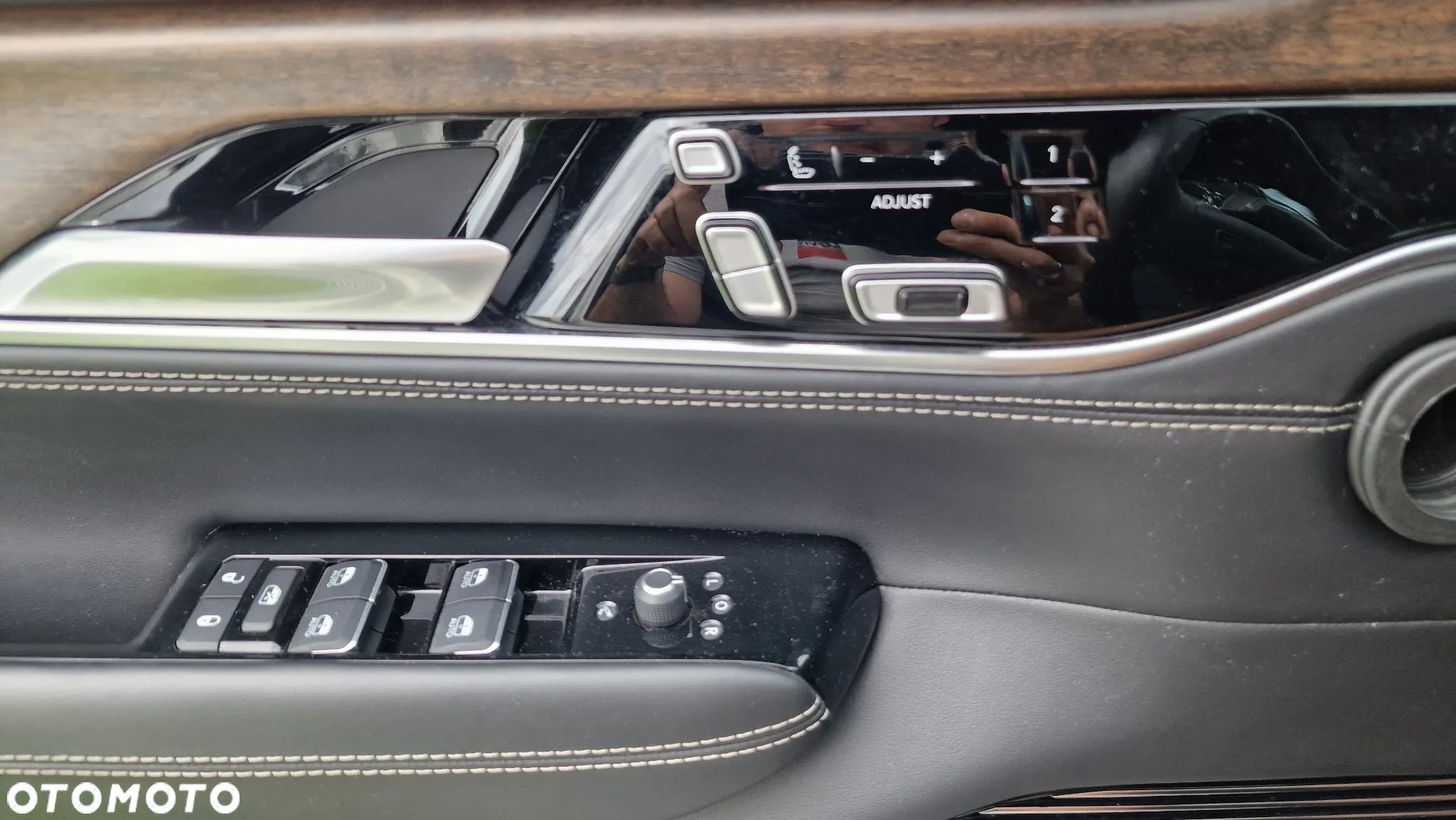 Jeep Grand Wagoneer - 9
