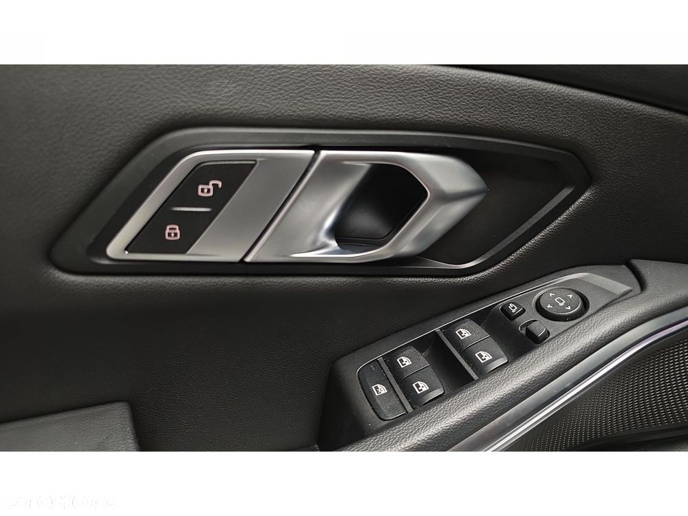 BMW Seria 3 320d xDrive mHEV - 30