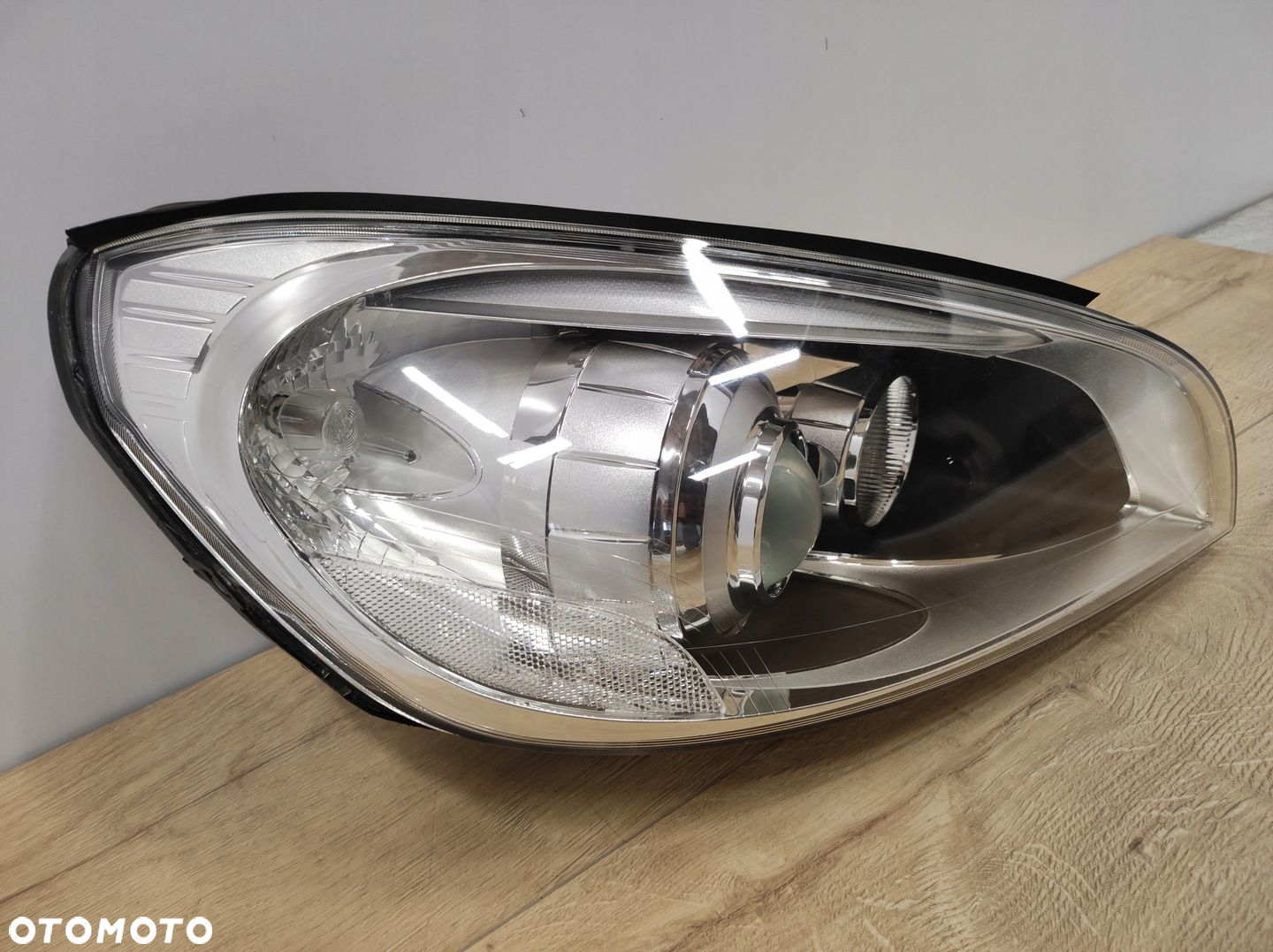 LAMPA PRZÓ PRAWA VOLVO S60 V60 10 - 13 XENON 31299991 EUROPA - 2