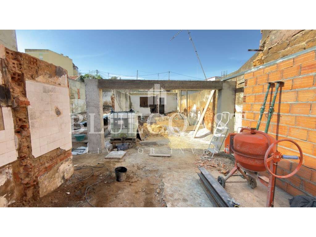 Moradia T2 em recuperação com quintal e churrasqueira - Grande imagem: 2/2