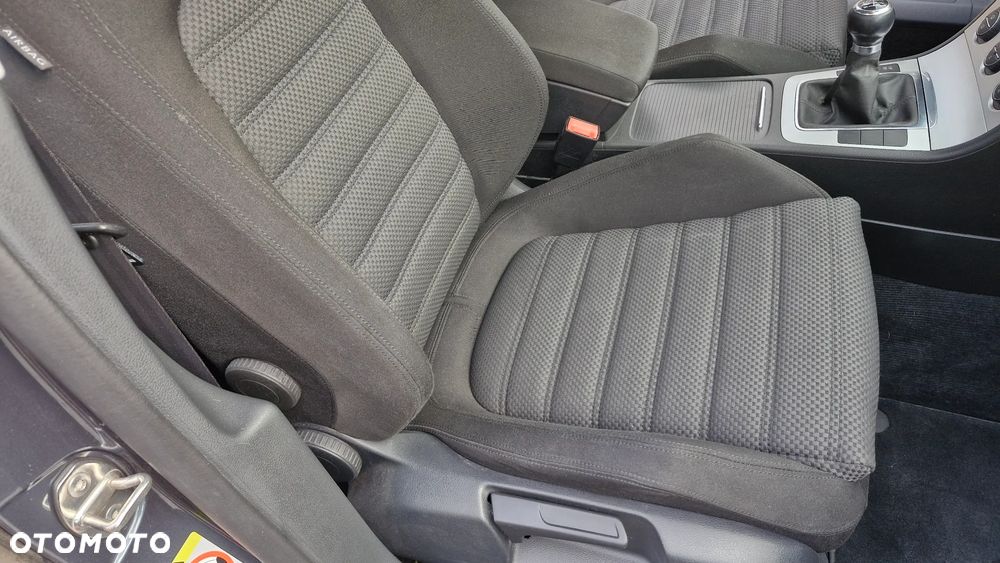 Volkswagen Passat 2.0 TDI DPF Sportline - 28