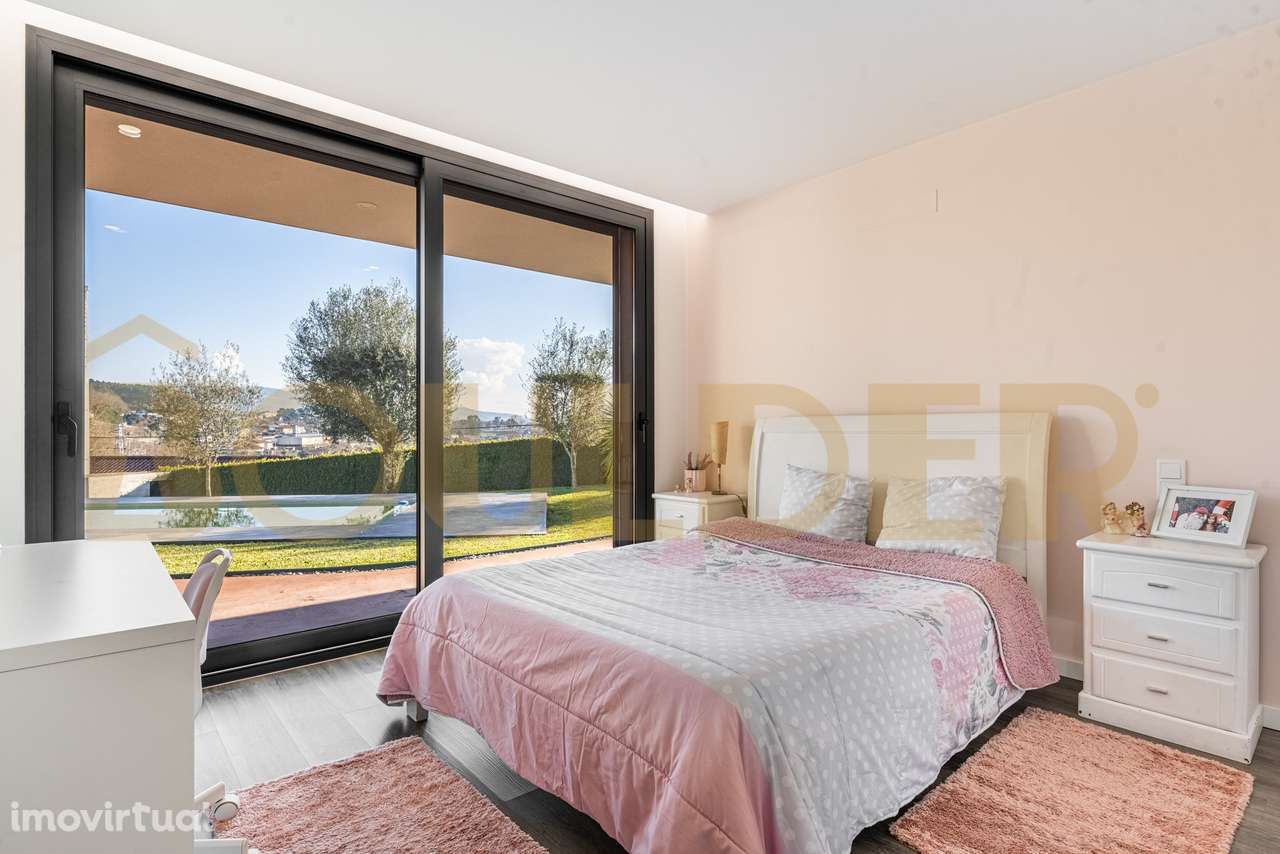 Moradia Térrea T4 de Arquitetura Moderna com Piscina - Grande imagem: 5/19