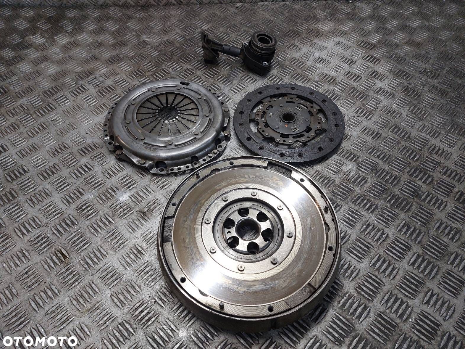 KOŁO DWUMASOWE + TARCZA + DOCISK + ŁOŻYSKO MAZDA 3 I BK 1.6 D - 1