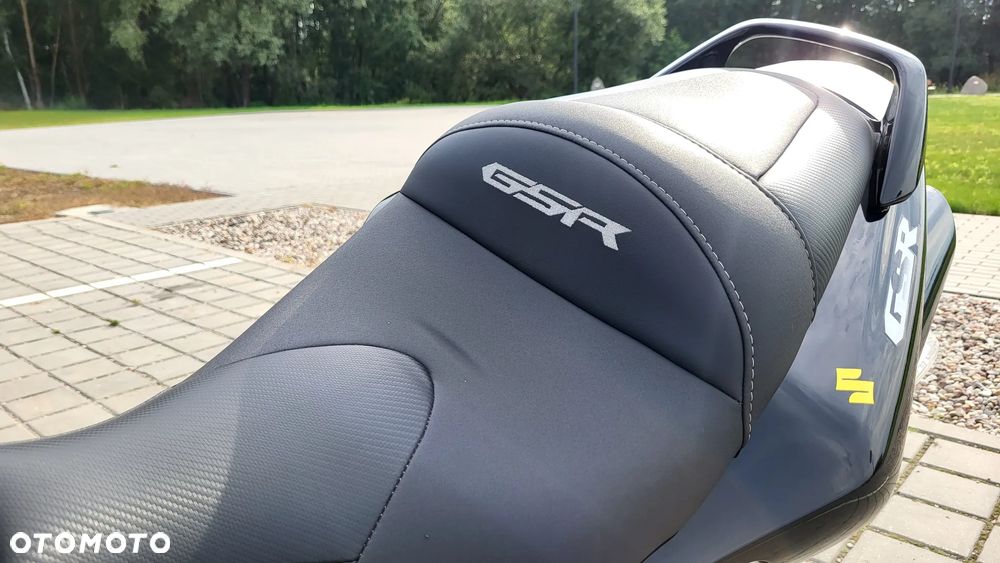Suzuki GSR - 3