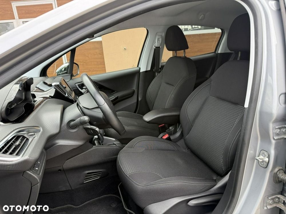 Peugeot 208 - 23