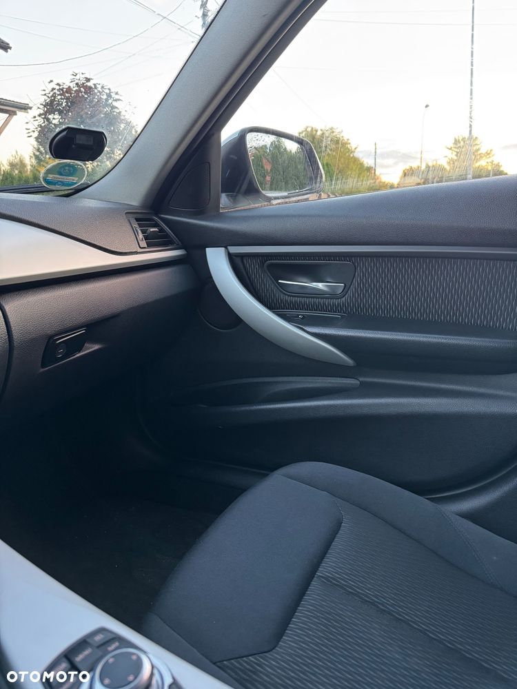 BMW Seria 3 318d - 16