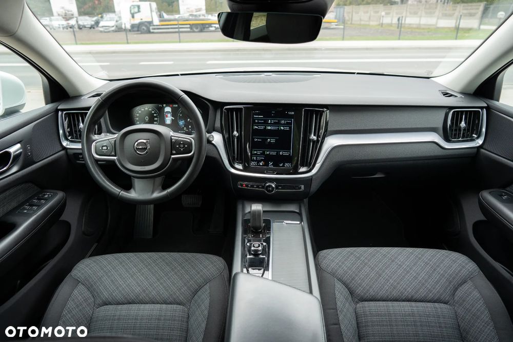 Volvo V60 B3 B DKG Momentum Pro - 24
