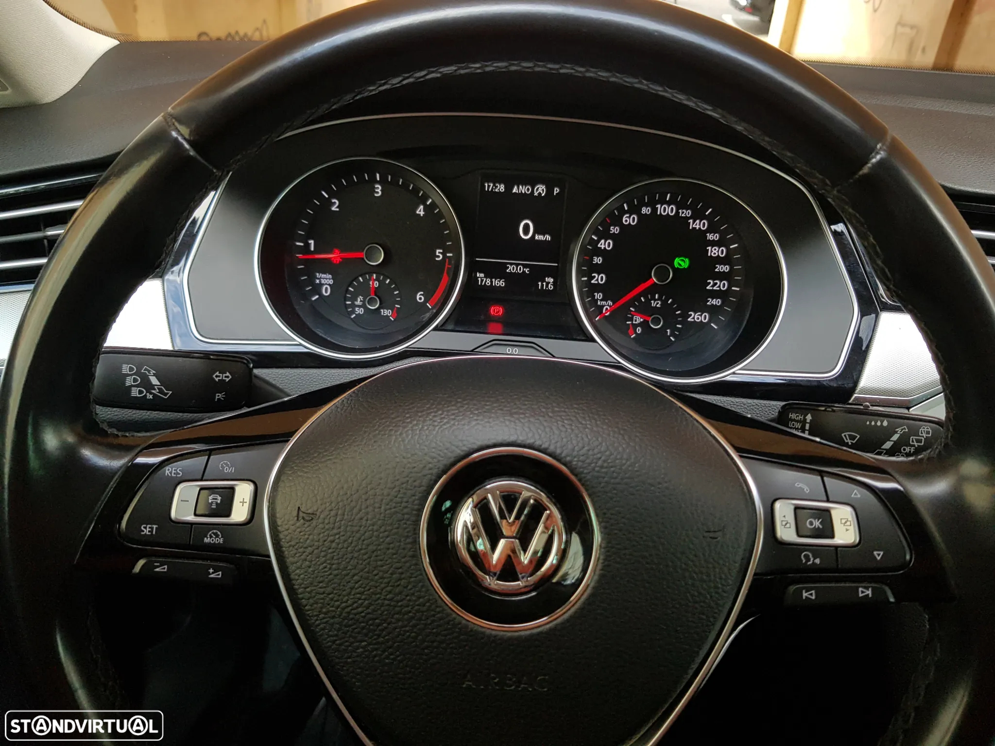 VW Passat Variant 1.6 TDI Highline DSG - 25