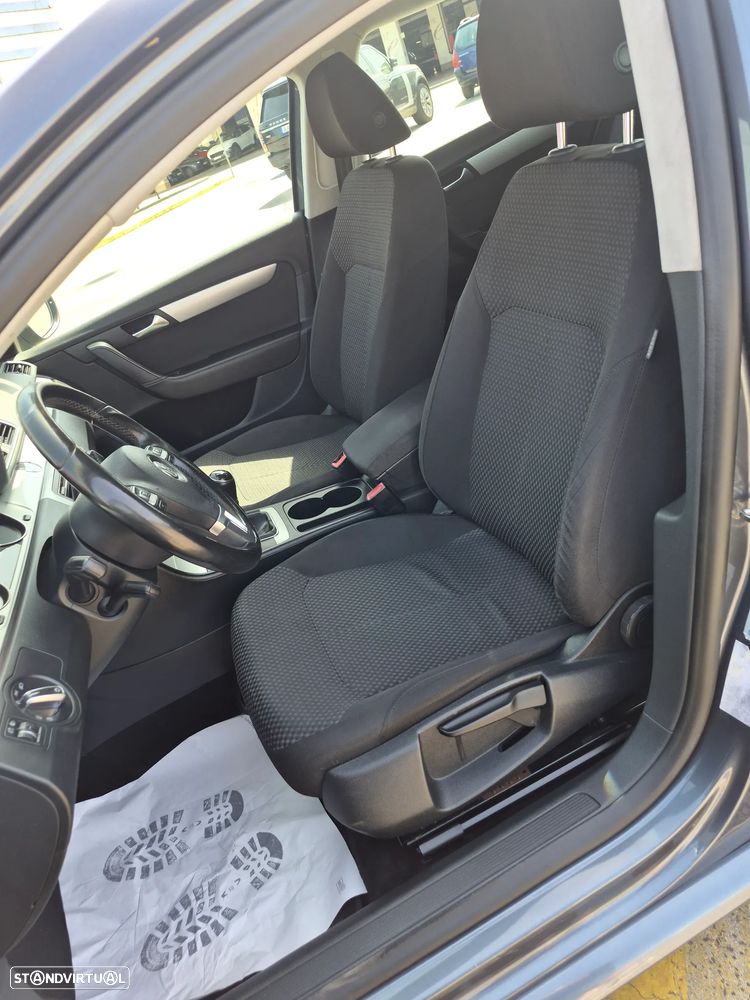 VW Passat Variant 1.6 TDI BlueMotion - 14