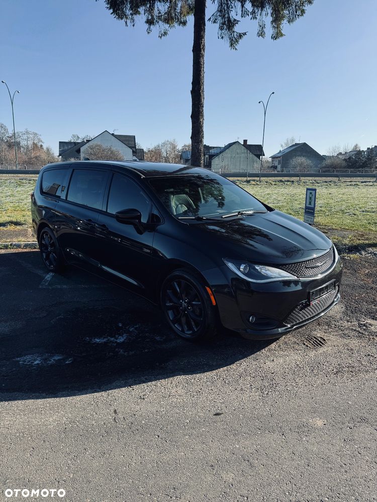 Chrysler Pacifica - 2