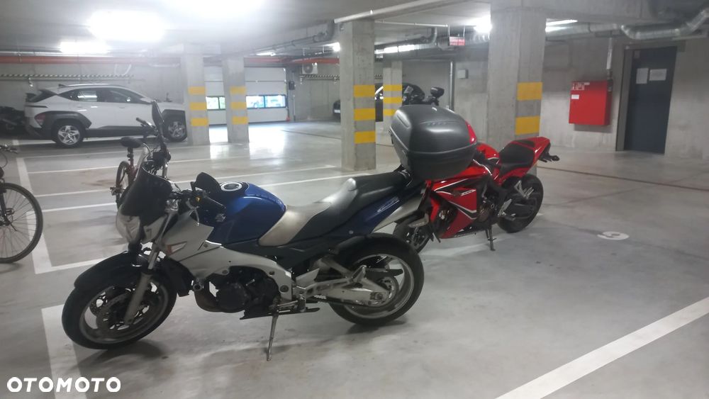 Suzuki GSR - 6