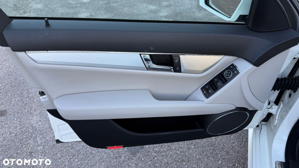 Mercedes-Benz Klasa C 180 Kompressor BlueEFFICIENCY Avantgarde - 26