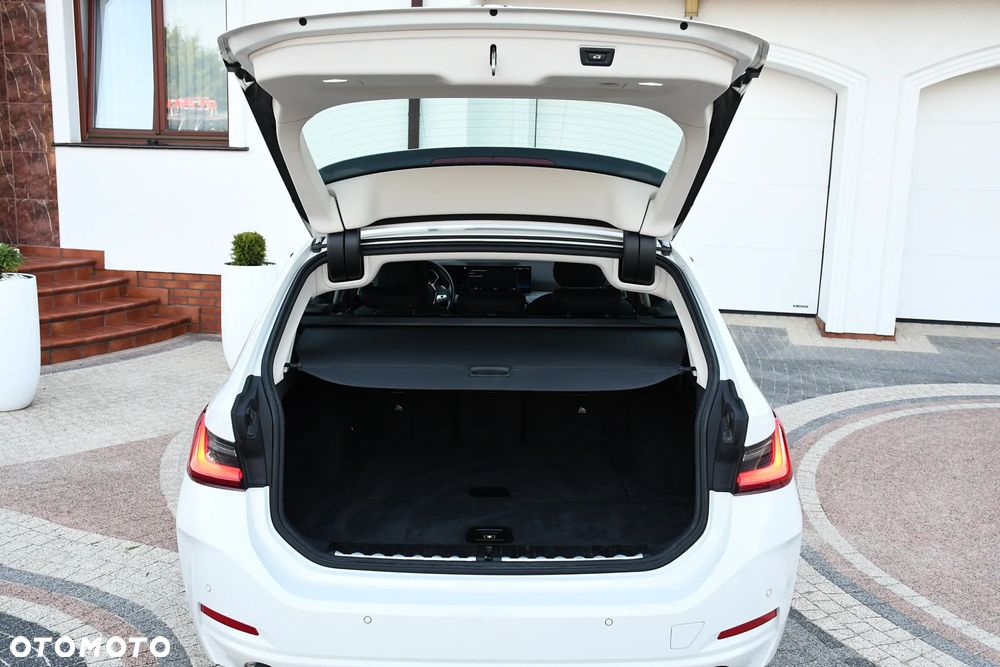 BMW Seria 3 318d mHEV - 27