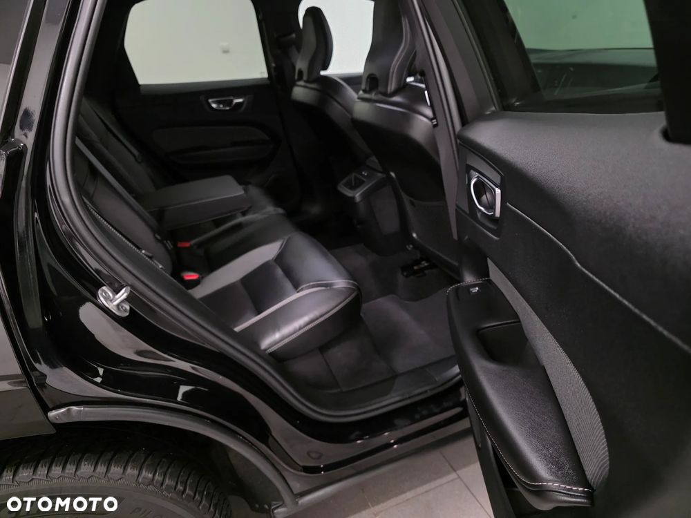 Volvo XC 60 B4 D AWD Plus Dark - 31