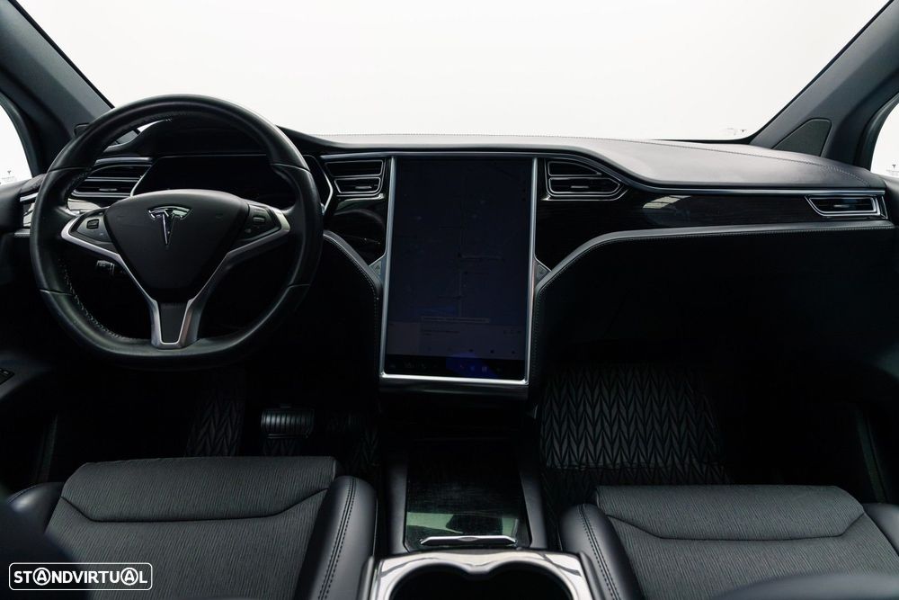 Tesla Model X - 14
