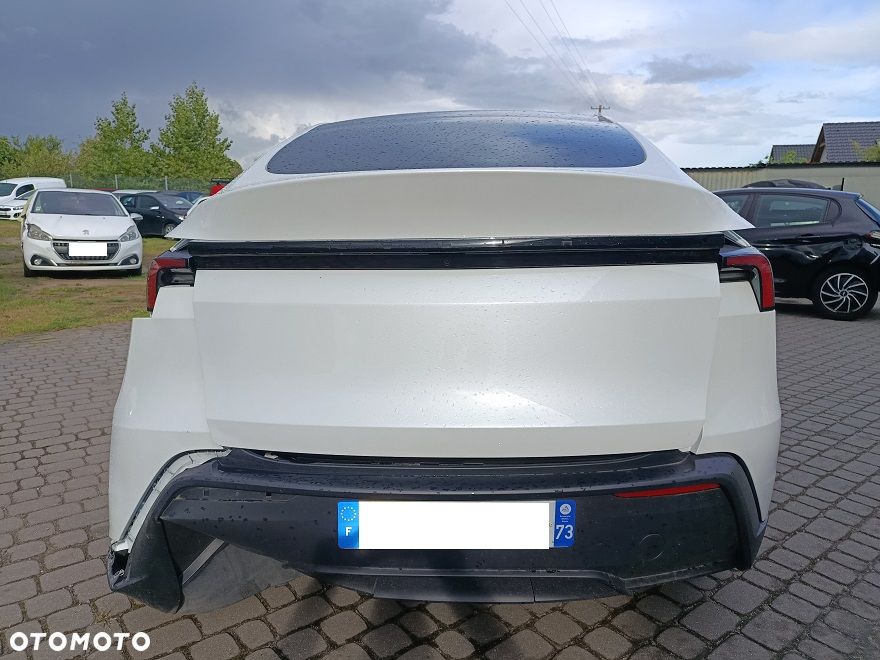 Tesla Model Y - 8