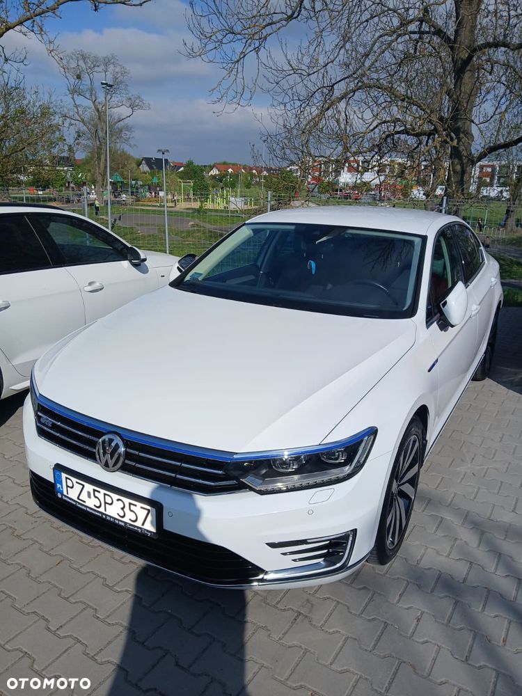 Volkswagen Passat - 1