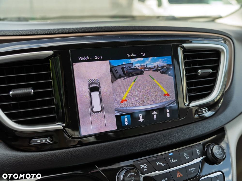 Chrysler Pacifica - 26