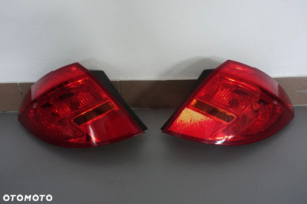 LAMPA PRAWY TYŁ MERIVA B 11r. - 1