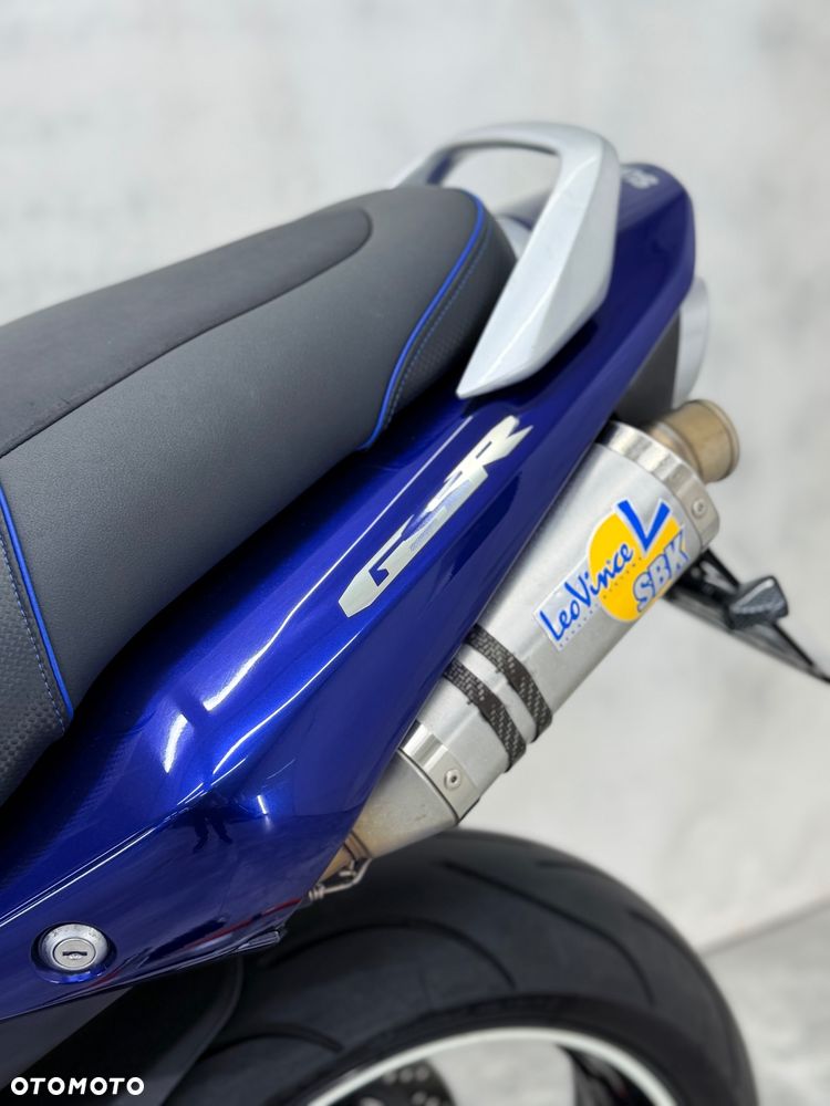 Suzuki GSR - 4