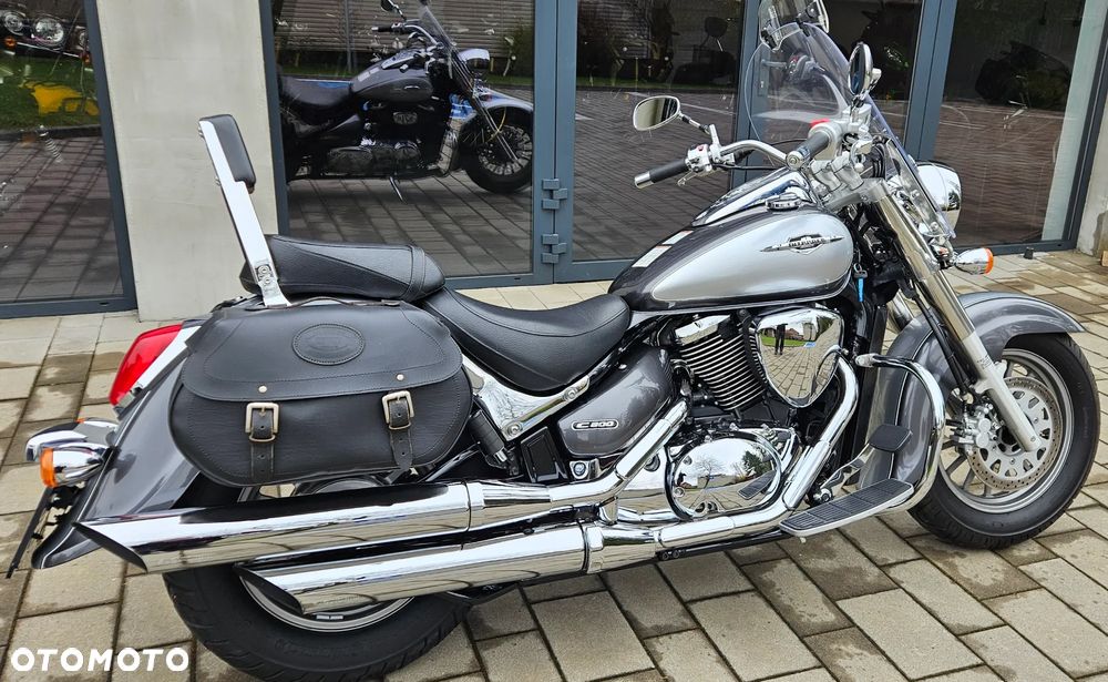 Suzuki Intruder - 12