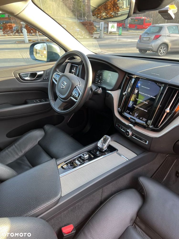 Volvo XC 60 T6 Plug-In Hybrid AWD R-Design - 11