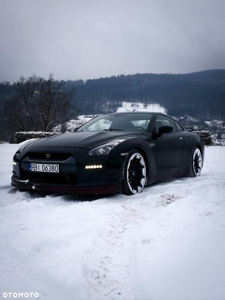 Nissan GT-R - 1