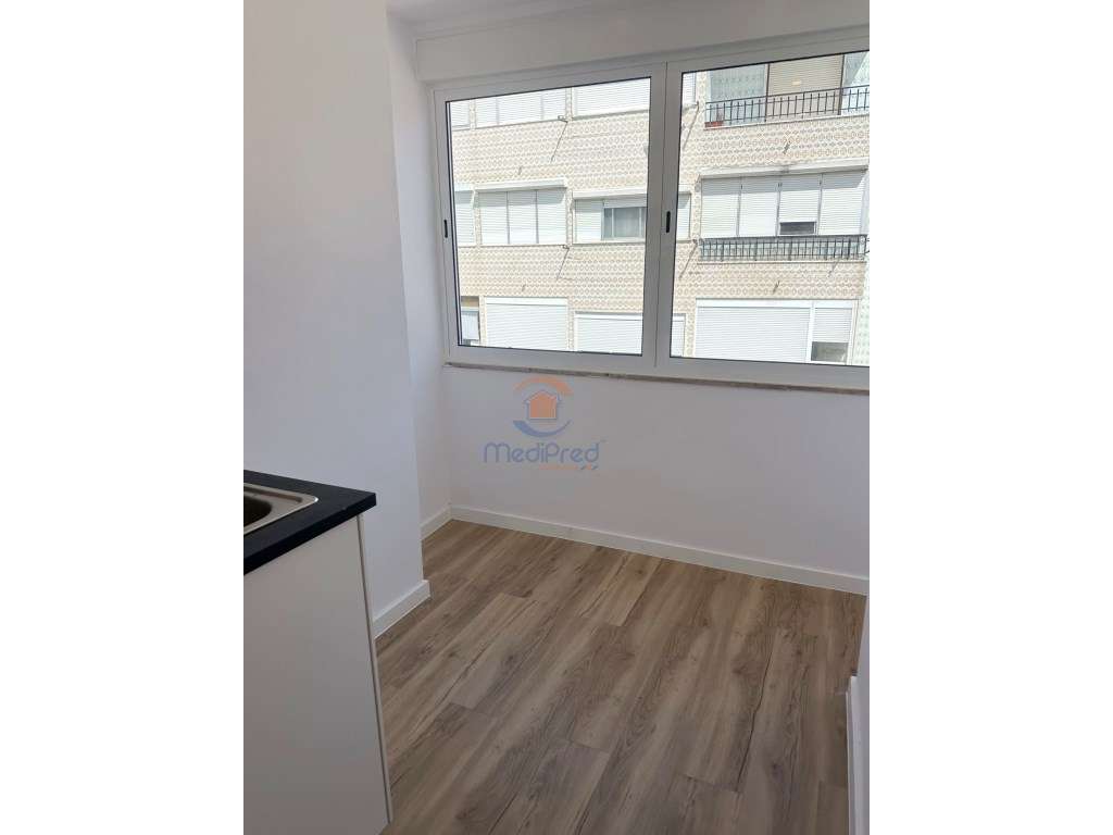 Apartamento T1 com Varanda Circundante | Odivelas - Grande imagem: 2/16