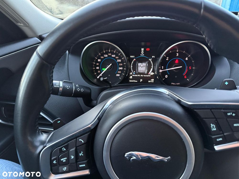 Jaguar XE 2.0 D Prestige - 8