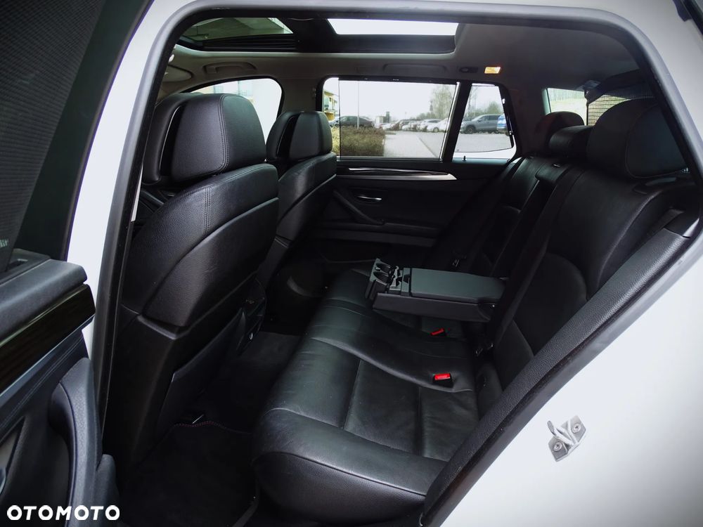 BMW Seria 5 530d xDrive Sport-Aut Luxury Line - 7