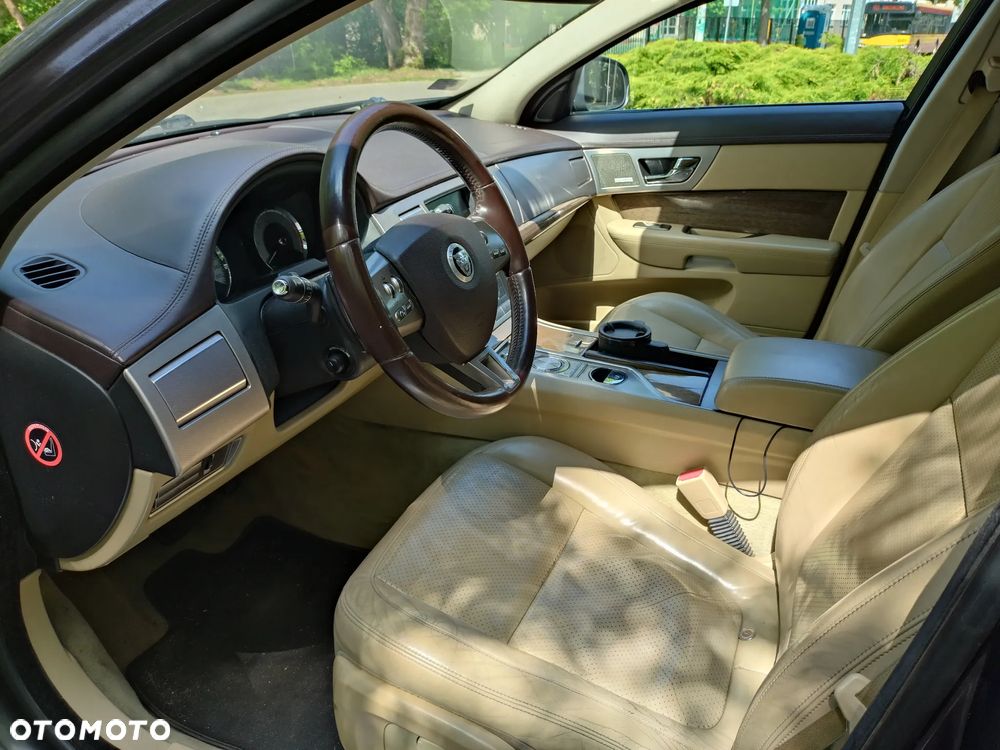 Jaguar XF 2.7 V6 D Premium Luxury - 8