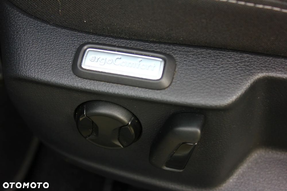 Volkswagen Passat 2.0 TDI SCR DSG Business - 25