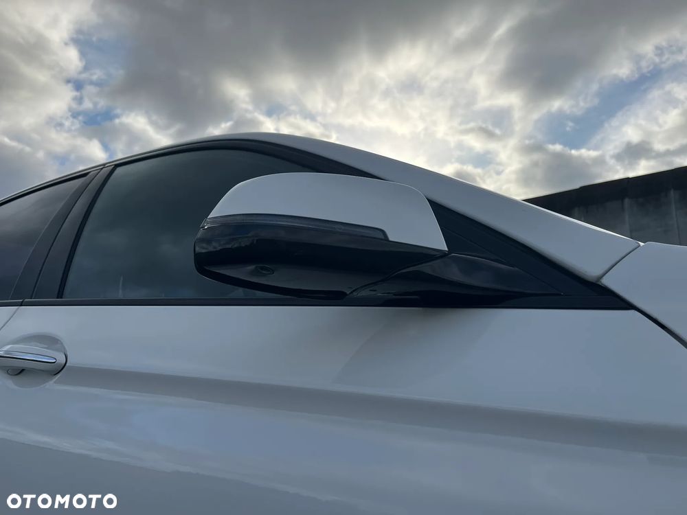 BMW Seria 5 550i xDrive - 17