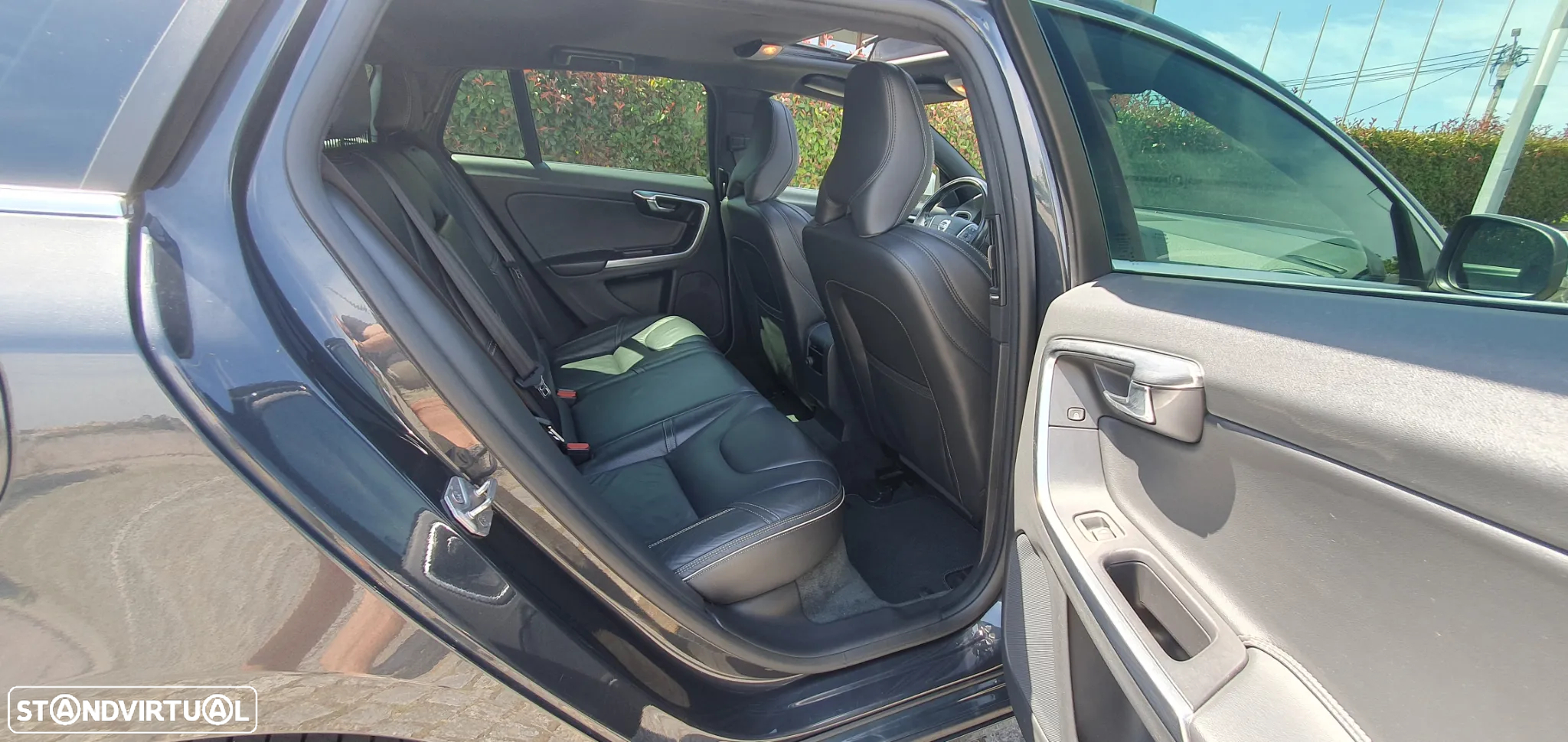 Volvo V60 2.4 D6 R-Design Mom.AWD Phev - 12