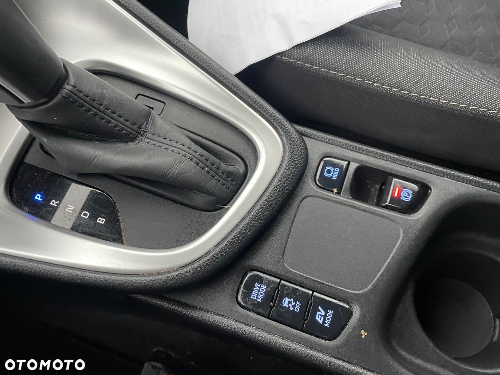 Toyota Yaris ver-hybrid-1-5-executive - 12