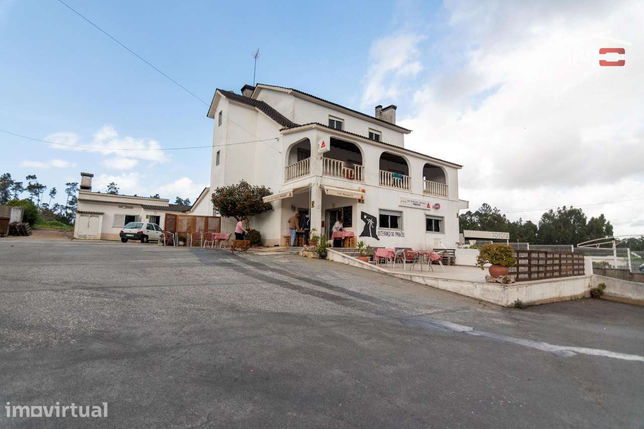 Prédio com 2 apartamentos e um restaurante - Grande imagem: 3/39