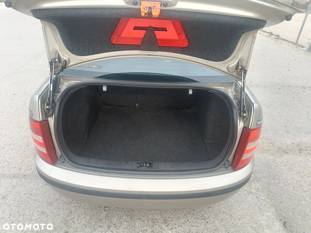 Skoda Fabia 1.4 16V Ambiente - 6