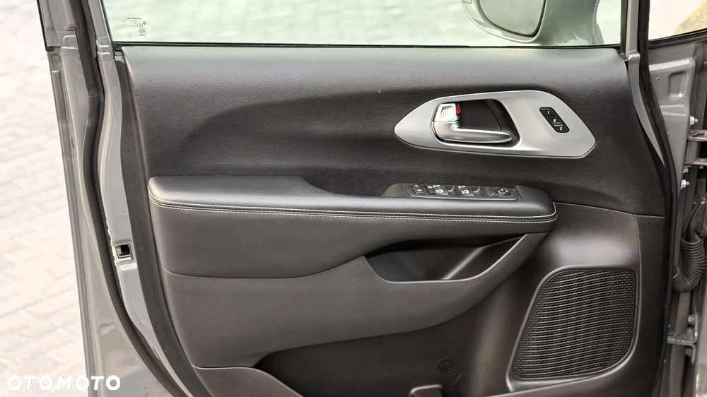 Chrysler Pacifica - 20