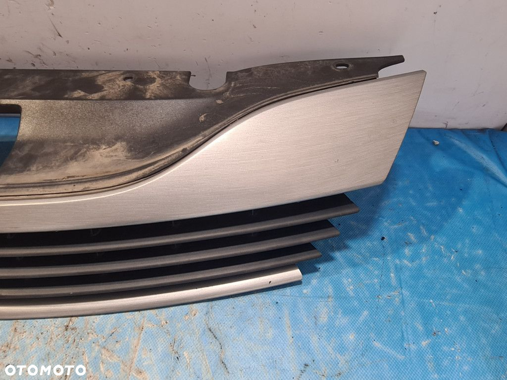 ATRAPA / GRILL 8200012581  RENAULT LAGUNA II - 6