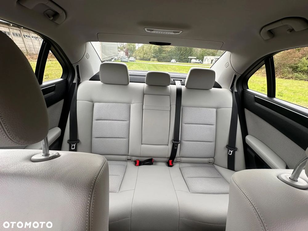 Mercedes-Benz Klasa E 220 CDI DPF BlueEFFICIENCY Avantgarde - 34