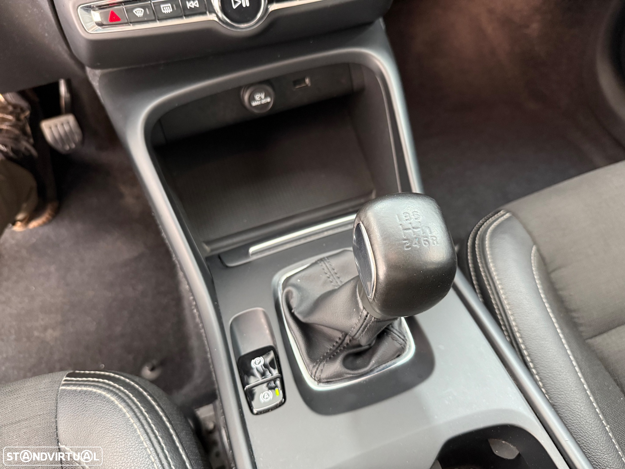 Volvo XC 40 1.5 T3 Momentum Tech Edition - 14