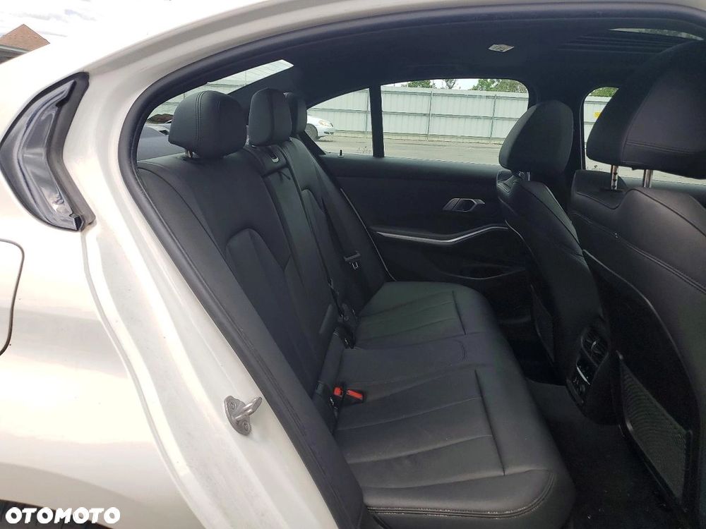 BMW Seria 3 330i xDrive M Sport sport - 9