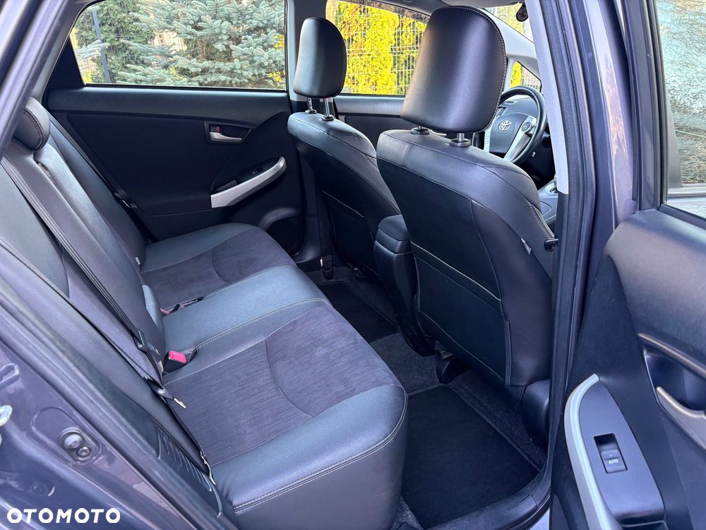 Toyota Prius (Hybrid) - 11