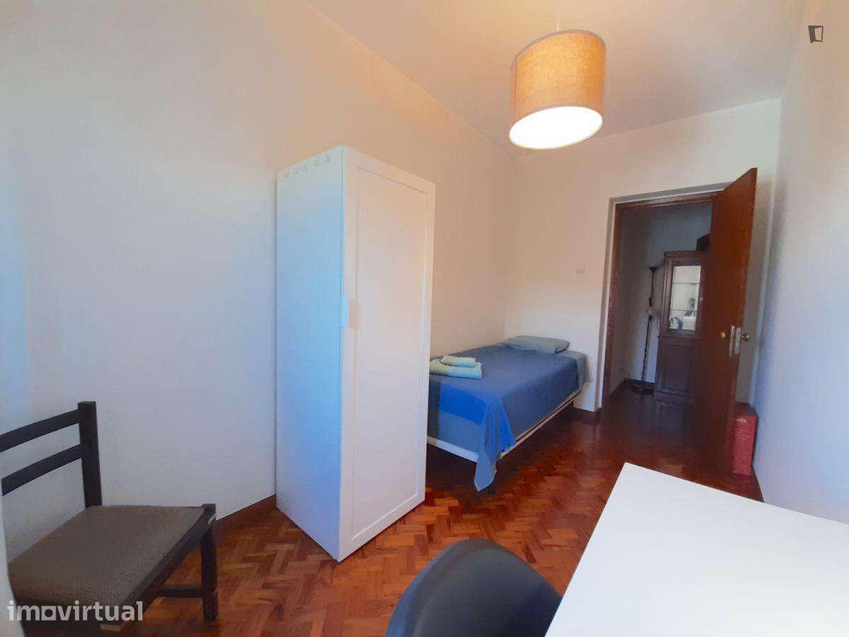 Quarto - localizado em Lordelo do Ouro Porto - Grande imagem: 4/20
