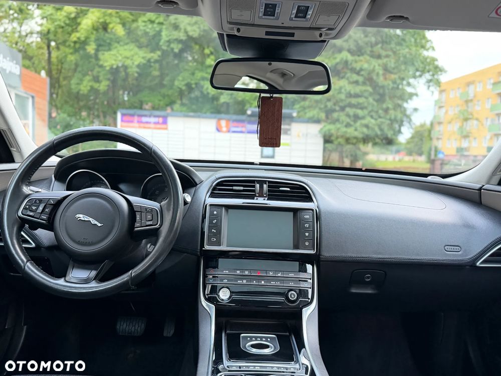 Jaguar XE 2.0 D Portfolio - 27
