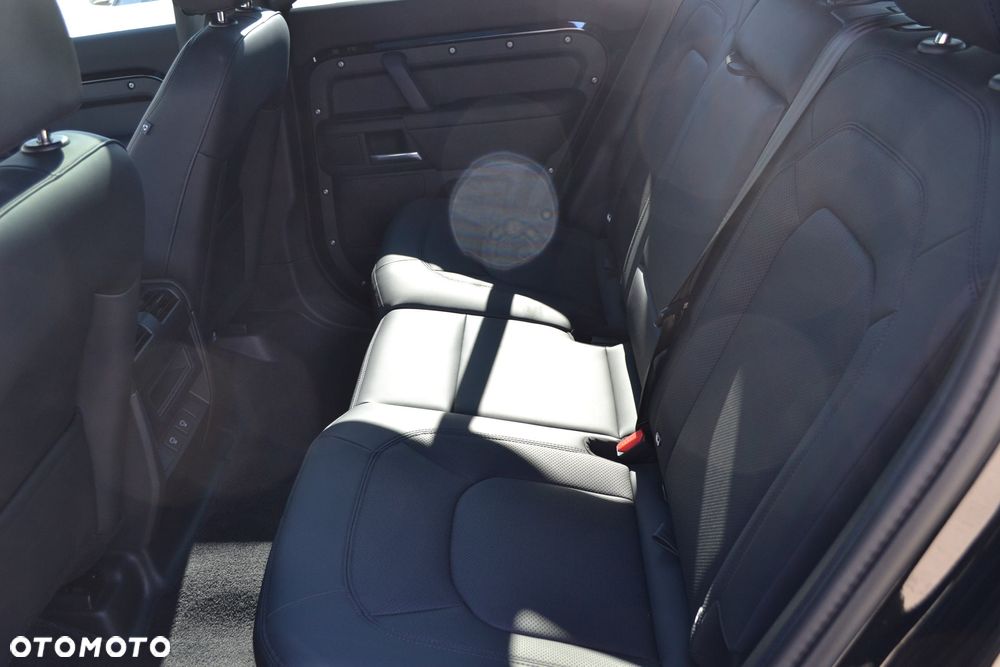 Land Rover Defender 110 D300 X-Dynamic SE - 17