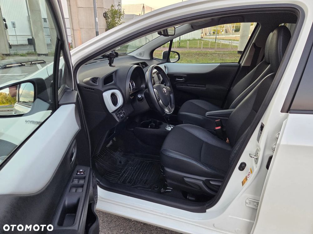 Toyota Yaris Hybrid 100 Dynamic - 11