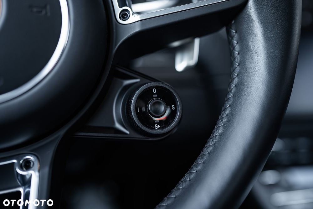 Porsche 911 Carrera 4 GTS PDK - 23