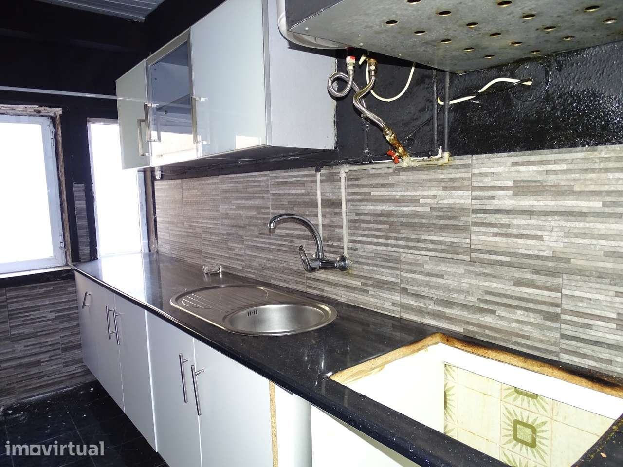 Apartamento T2 junto à Praça Velasquez para Restauro - Grande imagem: 3/23